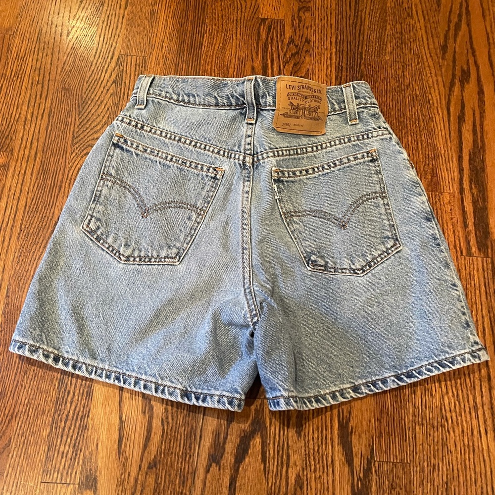 COPY - Vintage Levi’s 90s midi shorts relaxed fit